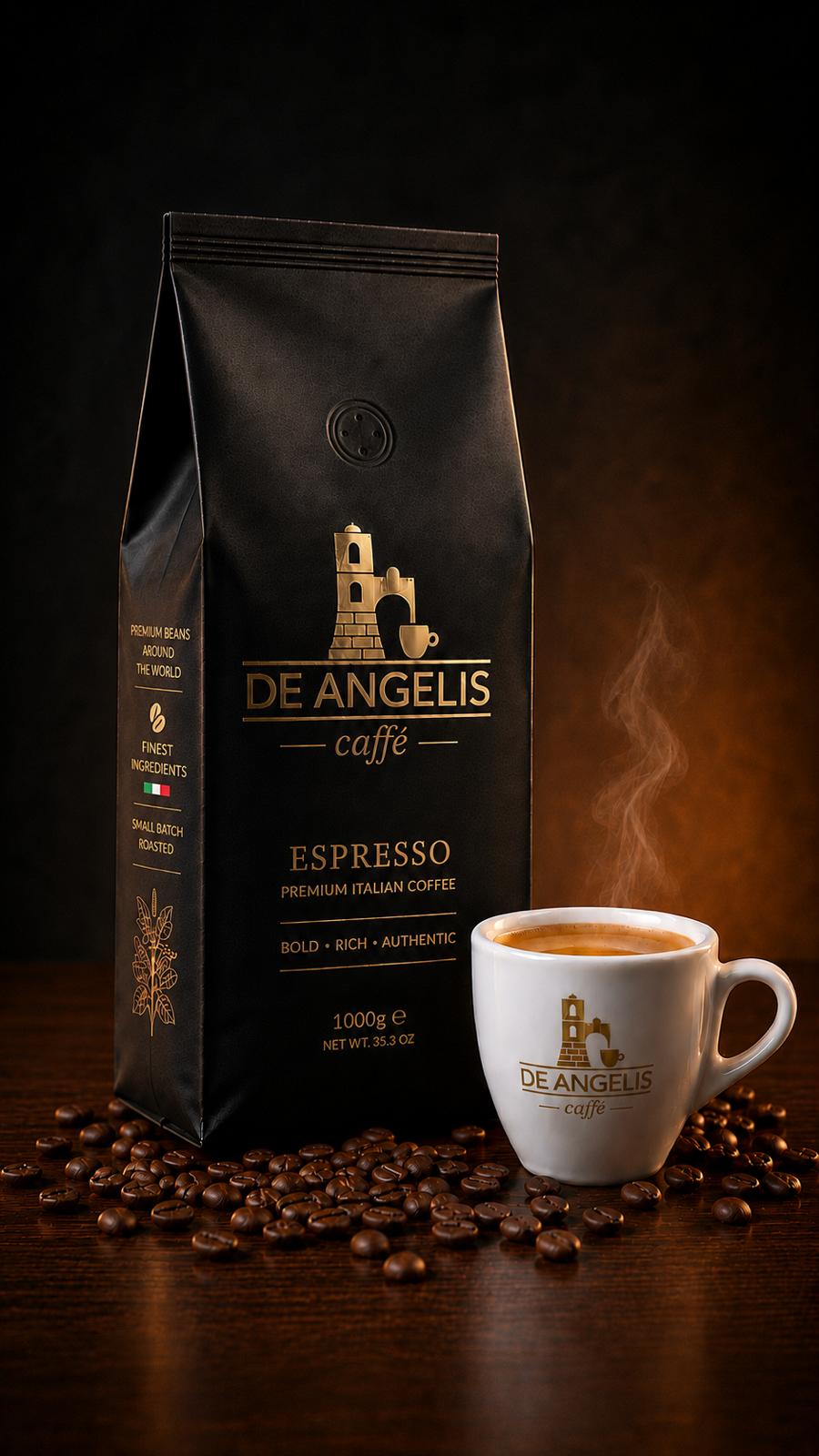 Bolsa de 1 kg de De Angelis Caffè Espresso junto a una taza recién servida, sobre granos tostados.